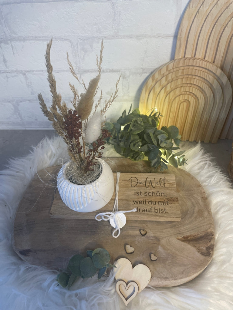 Vase mit Trockenblumen & Gravur – Geschenkidee auf Holztablett - KB Socken