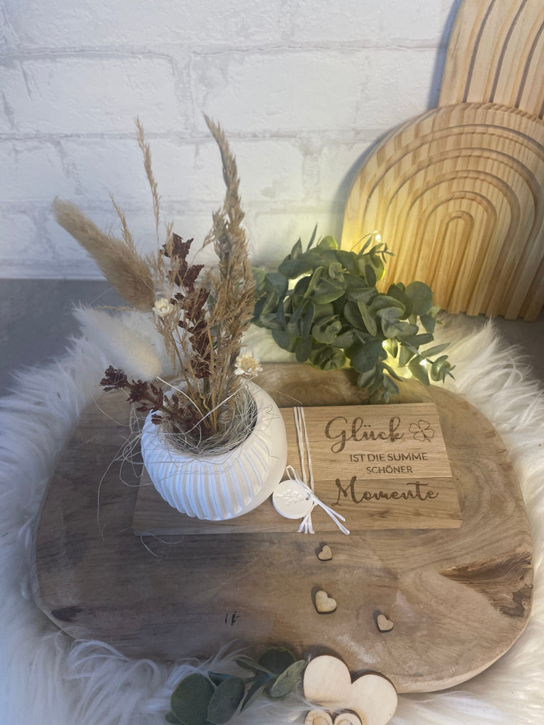 Vase mit Trockenblumen & Gravur – Geschenkidee auf Holztablett - KB Socken