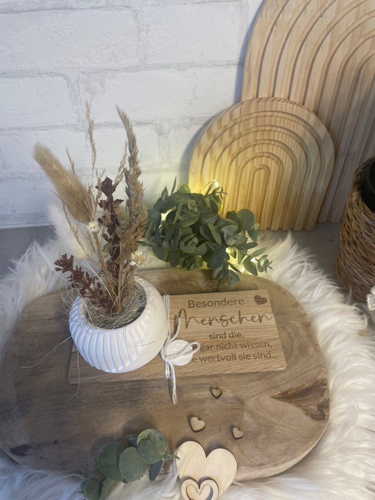 Vase mit Trockenblumen & Gravur – Geschenkidee auf Holztablett - KB Socken