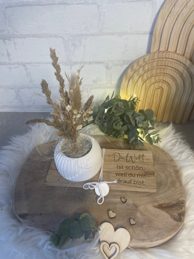 Vase mit Trockenblumen & Gravur – Geschenkidee auf Holztablett - KB Socken