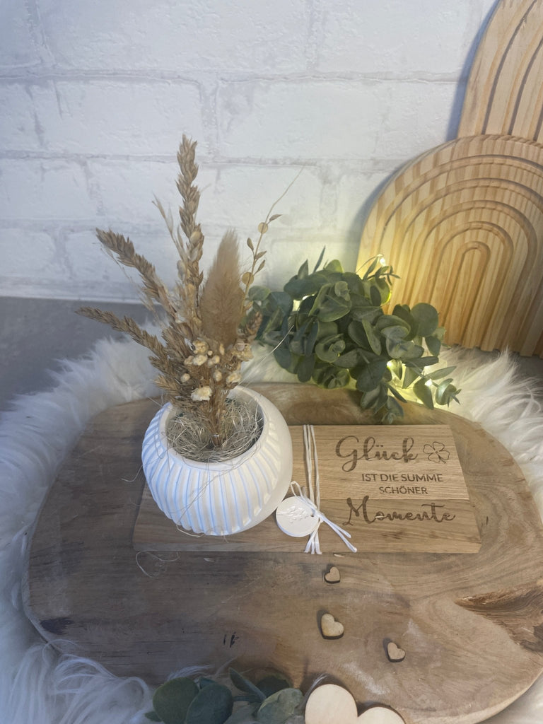 Vase mit Trockenblumen & Gravur – Geschenkidee auf Holztablett - KB Socken
