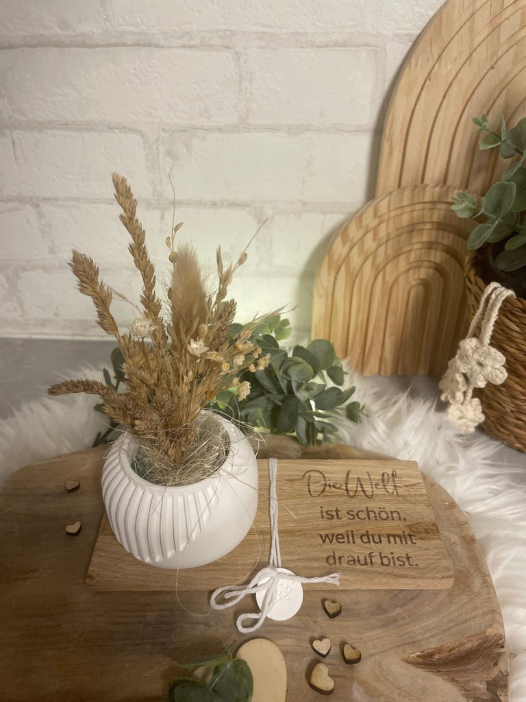 Vase mit Trockenblumen & Gravur – Geschenkidee auf Holztablett - KB Socken