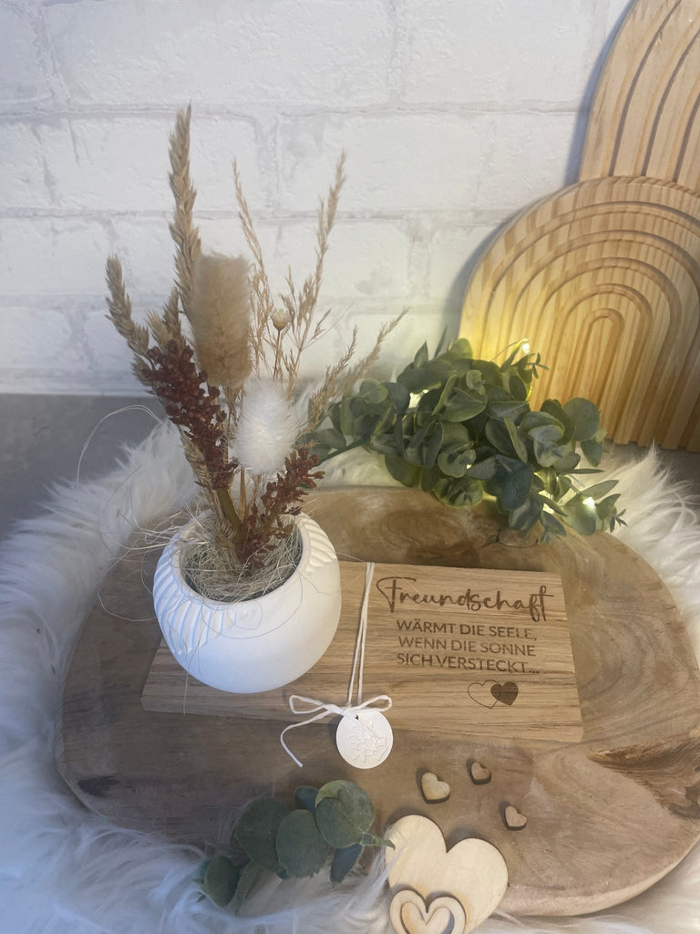 Vase mit Trockenblumen & Gravur – Geschenkidee auf Holztablett - KB Socken
