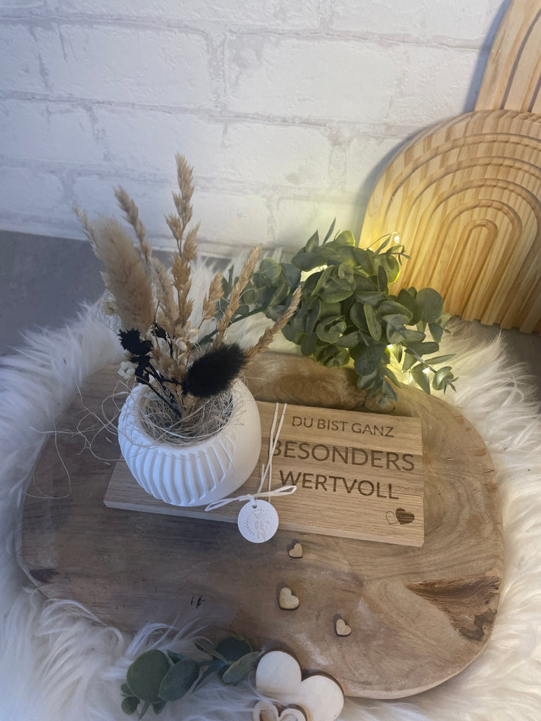 Vase mit Trockenblumen & Gravur – Geschenkidee auf Holztablett - KB Socken
