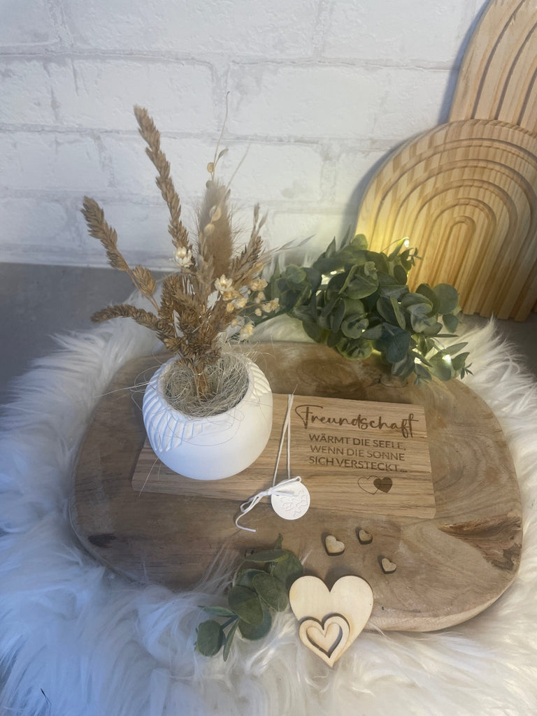Vase mit Trockenblumen & Gravur – Geschenkidee auf Holztablett - KB Socken