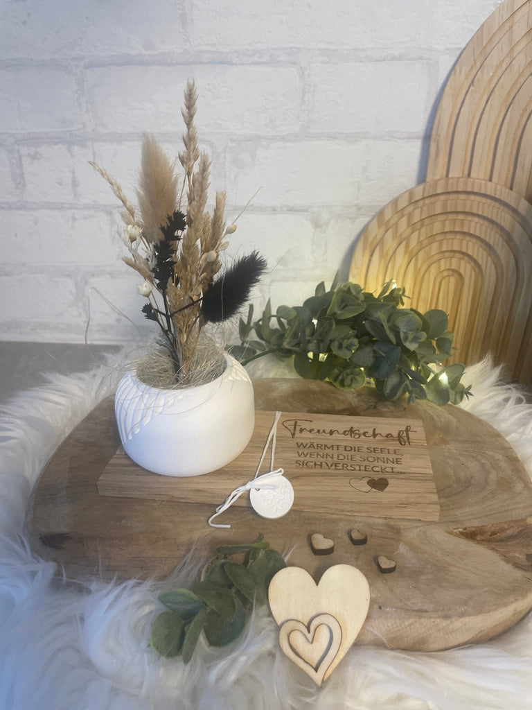 Vase mit Trockenblumen & Gravur – Geschenkidee auf Holztablett - KB Socken