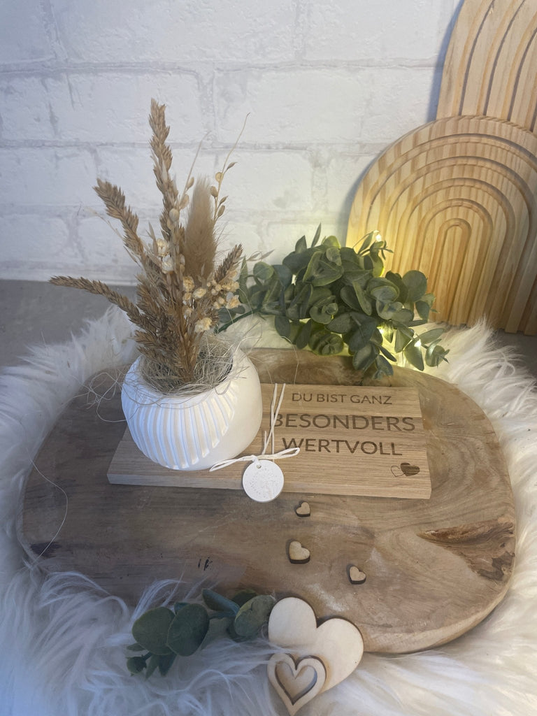 Vase mit Trockenblumen & Gravur – Geschenkidee auf Holztablett - KB Socken
