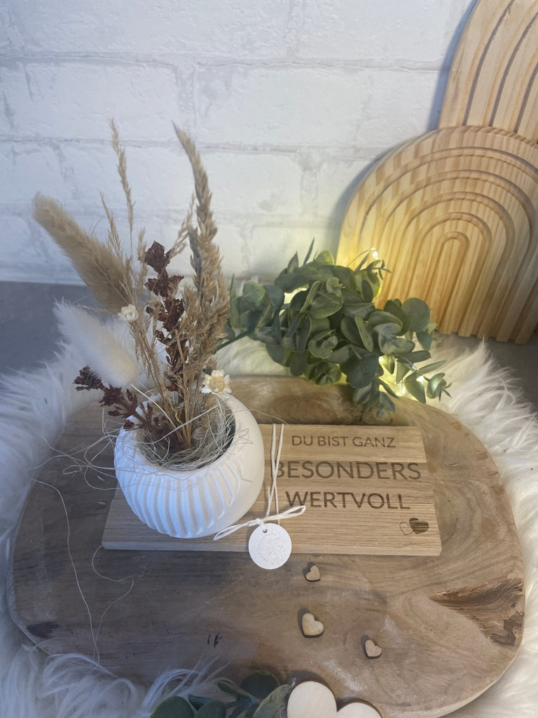 Vase mit Trockenblumen & Gravur – Geschenkidee auf Holztablett - KB Socken
