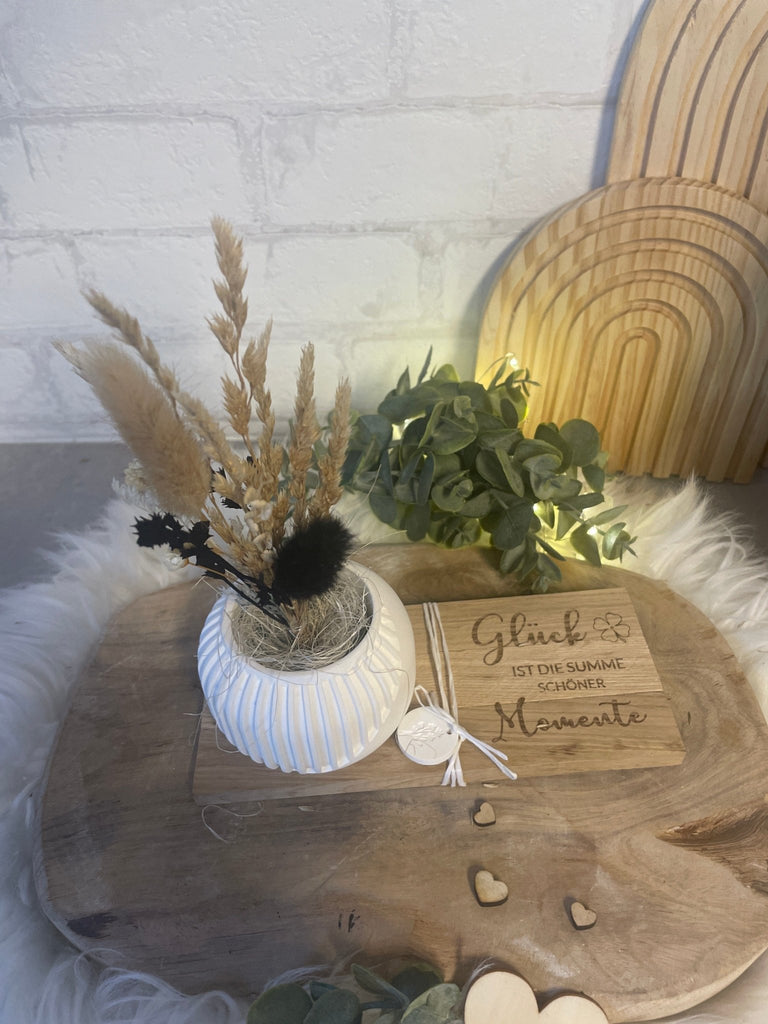 Vase mit Trockenblumen & Gravur – Geschenkidee auf Holztablett - KB Socken