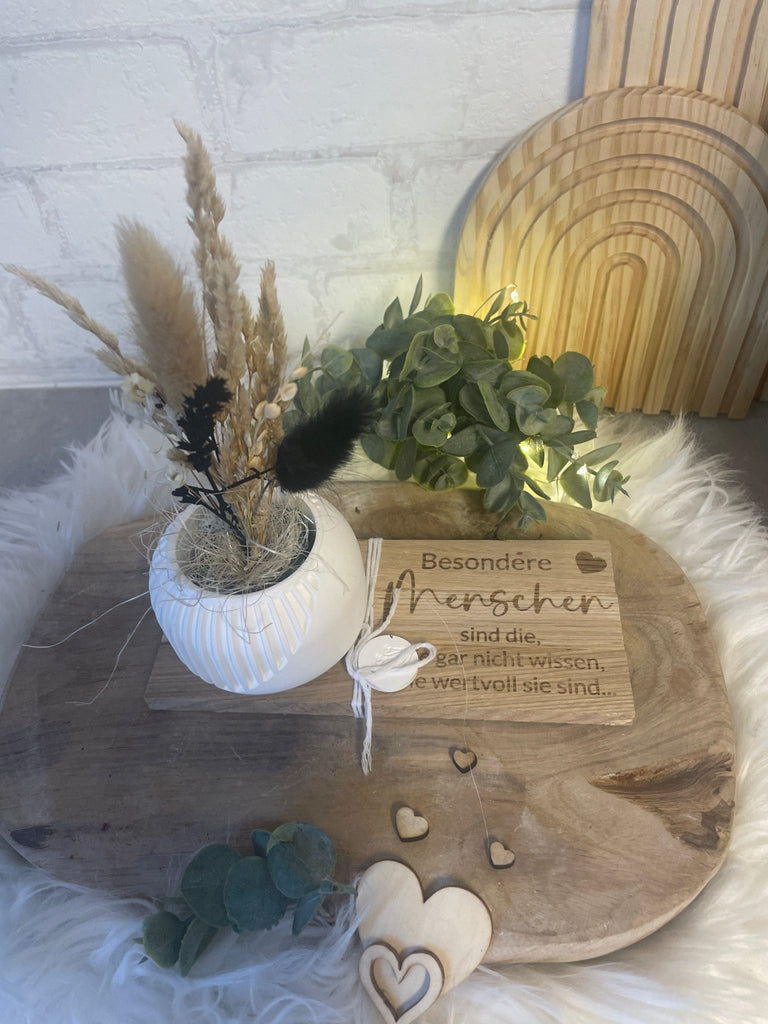 Vase mit Trockenblumen & Gravur – Geschenkidee auf Holztablett - KB Socken