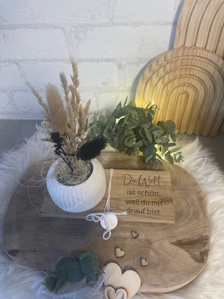 Vase mit Trockenblumen & Gravur – Geschenkidee auf Holztablett - KB Socken