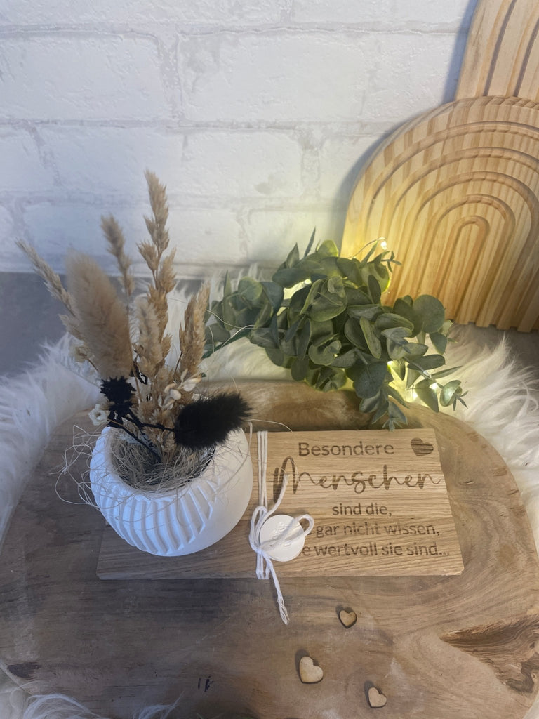 Vase mit Trockenblumen & Gravur – Geschenkidee auf Holztablett - KB Socken