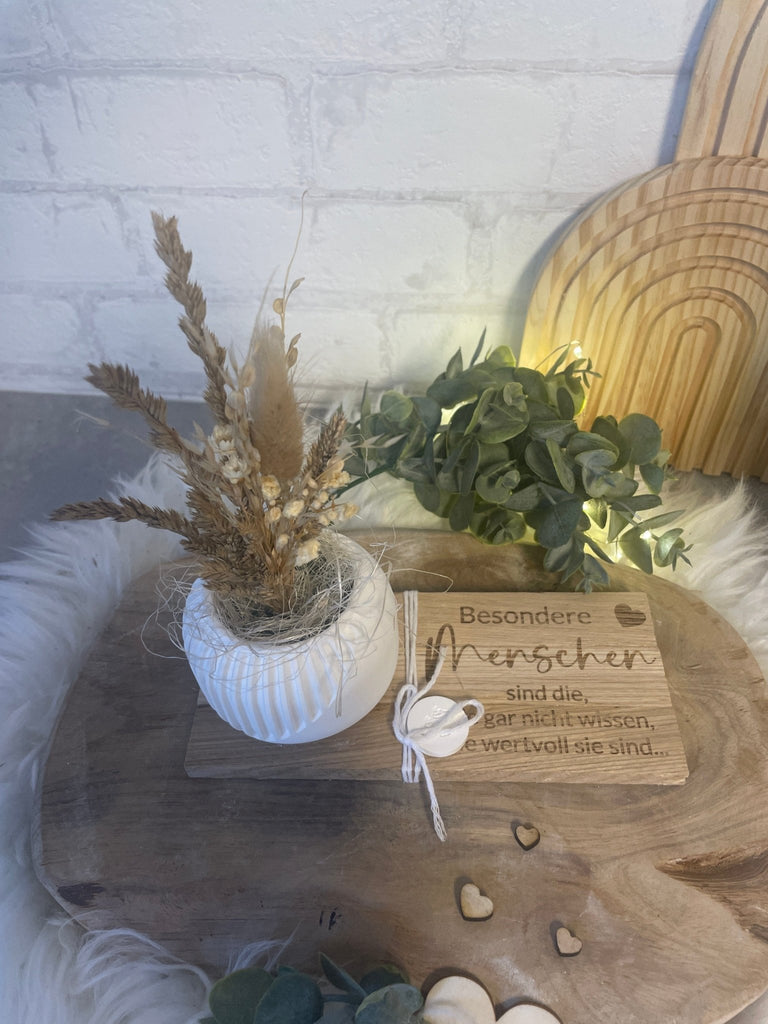 Vase mit Trockenblumen & Gravur – Geschenkidee auf Holztablett - KB Socken