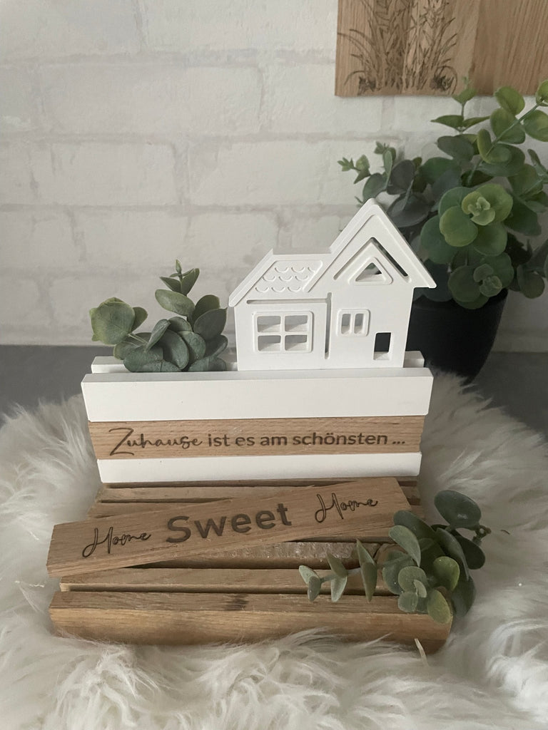 Weiße Sockelleiste mit Einschieber – personalisierbare Wohnungsdeko - KB Socken