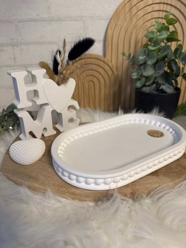 „Weißes Tablett mit Perlenrand & Herz – Raysin/Keraflott Deko mit Schriftzug Home“ - KB Socken