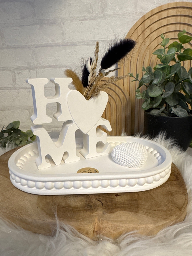 „Weißes Tablett mit Perlenrand & Herz – Raysin/Keraflott Deko mit Schriftzug Home“ - KB Socken