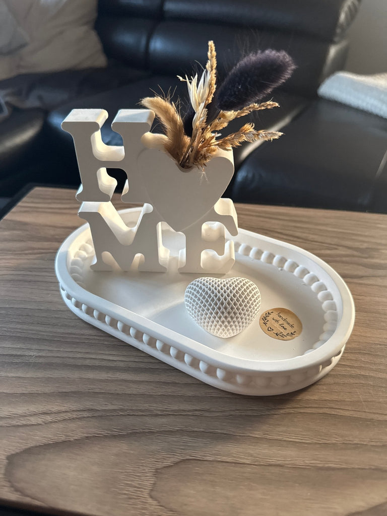 „Weißes Tablett mit Perlenrand & Herz – Raysin/Keraflott Deko mit Schriftzug Home“ - KB Socken