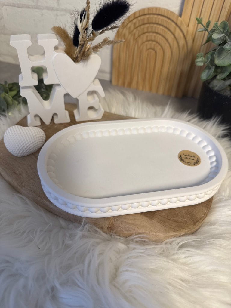 „Weißes Tablett mit Perlenrand & Herz – Raysin/Keraflott Deko mit Schriftzug Home“ - KB Socken