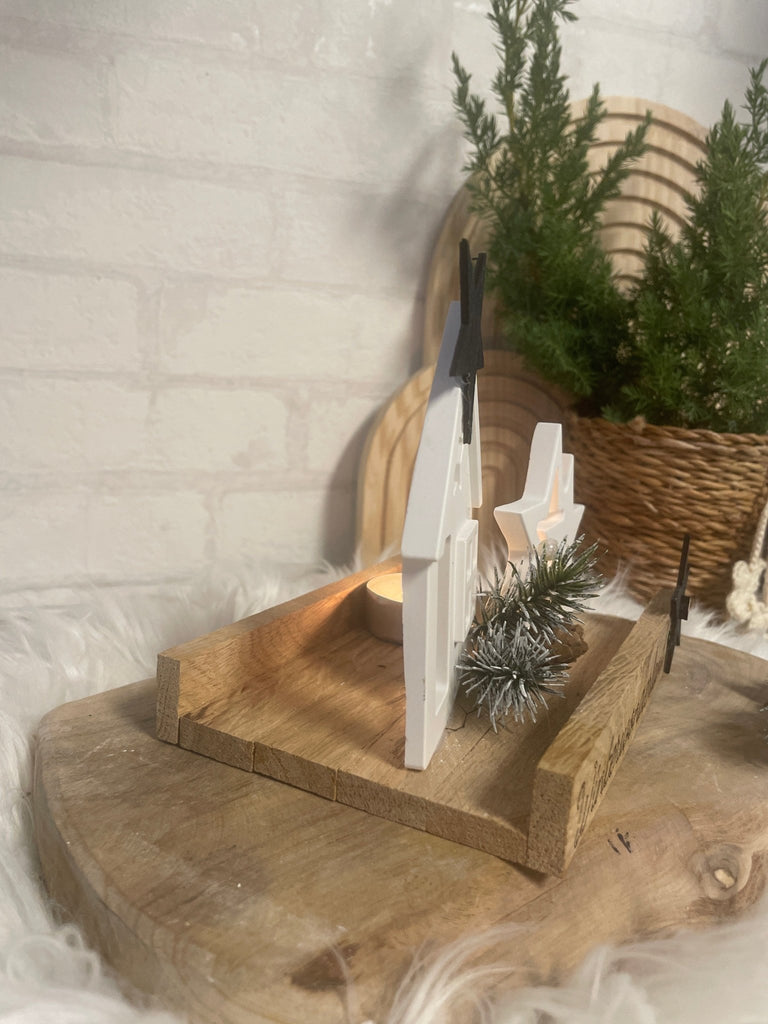 Winterdeko „Winterwonderland“ – Holzhaus mit Sternen & Tannenoptik - KB Socken