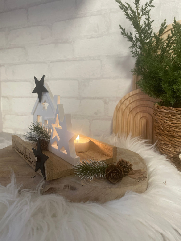 Winterdeko „Winterwonderland“ – Holzhaus mit Sternen & Tannenoptik - KB Socken