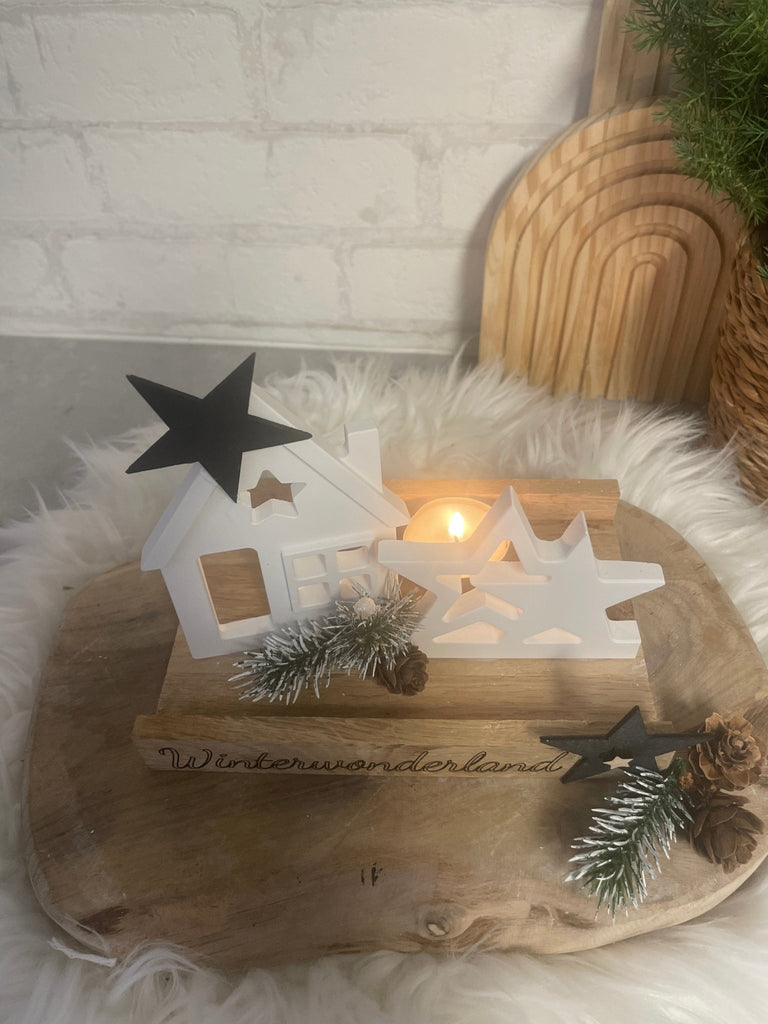 Winterdeko „Winterwonderland“ – Holzhaus mit Sternen & Tannenoptik - KB Socken