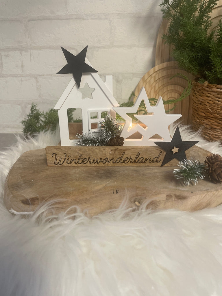 Winterdeko „Winterwonderland“ – Holzhaus mit Sternen & Tannenoptik - KB Socken