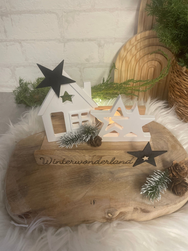 Winterdeko „Winterwonderland“ – Holzhaus mit Sternen & Tannenoptik - KB Socken