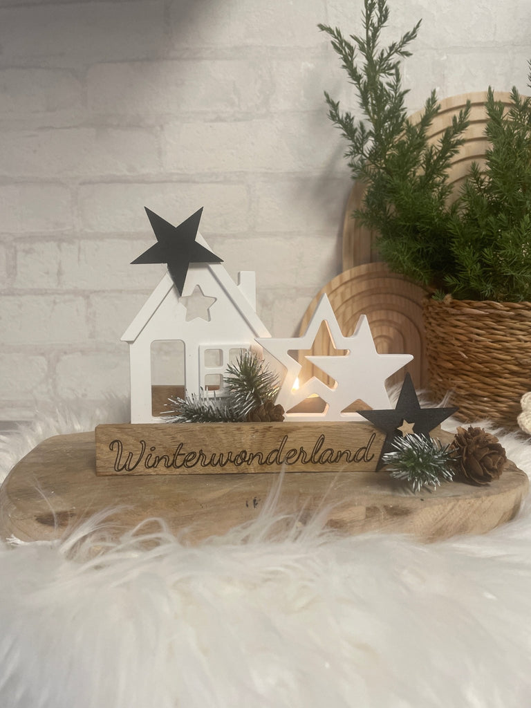 Winterdeko „Winterwonderland“ – Holzhaus mit Sternen & Tannenoptik - KB Socken