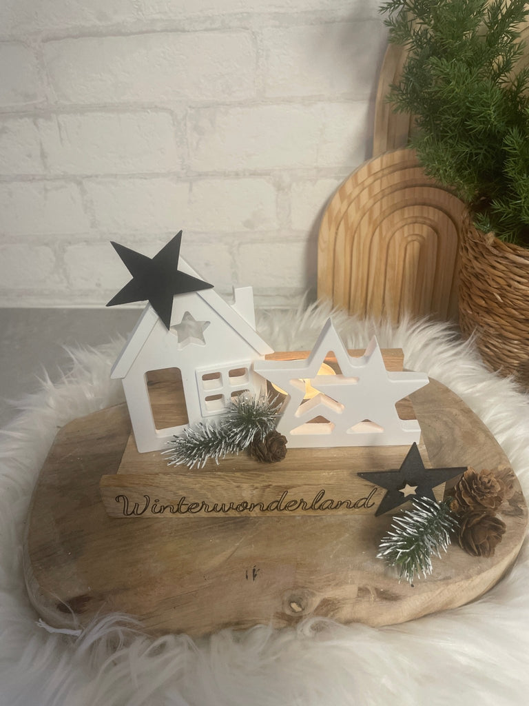 Winterdeko „Winterwonderland“ – Holzhaus mit Sternen & Tannenoptik - KB Socken