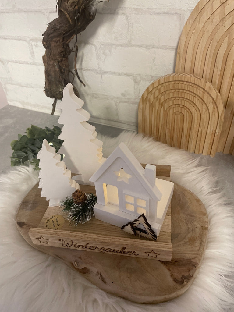Winterzauber Holzdeko mit LED - Haus & Tanne – Handgemachte Winterdekoration - KB Socken