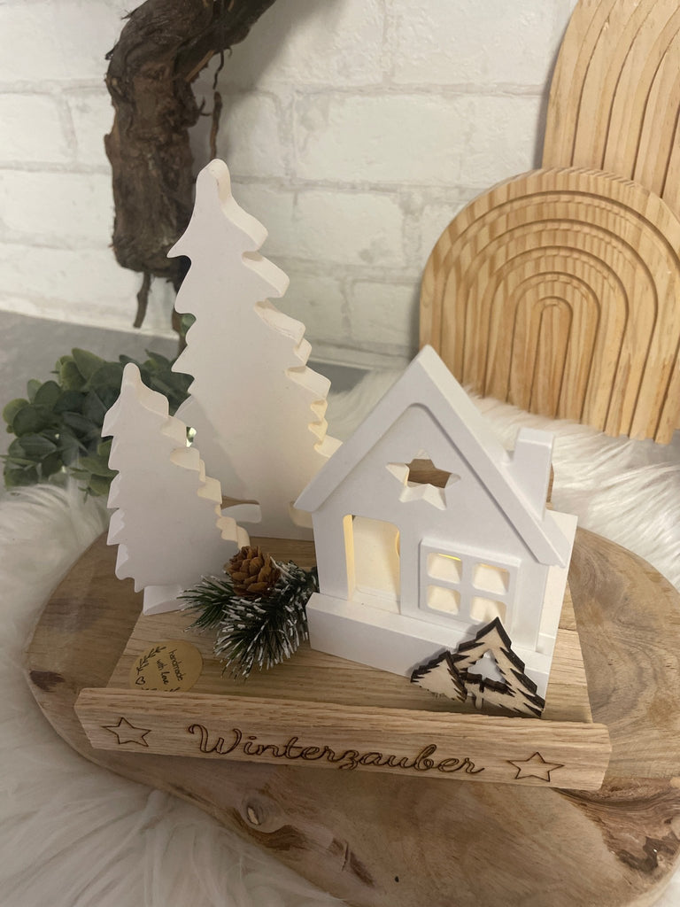 Winterzauber Holzdeko mit LED - Haus & Tanne – Handgemachte Winterdekoration - KB Socken