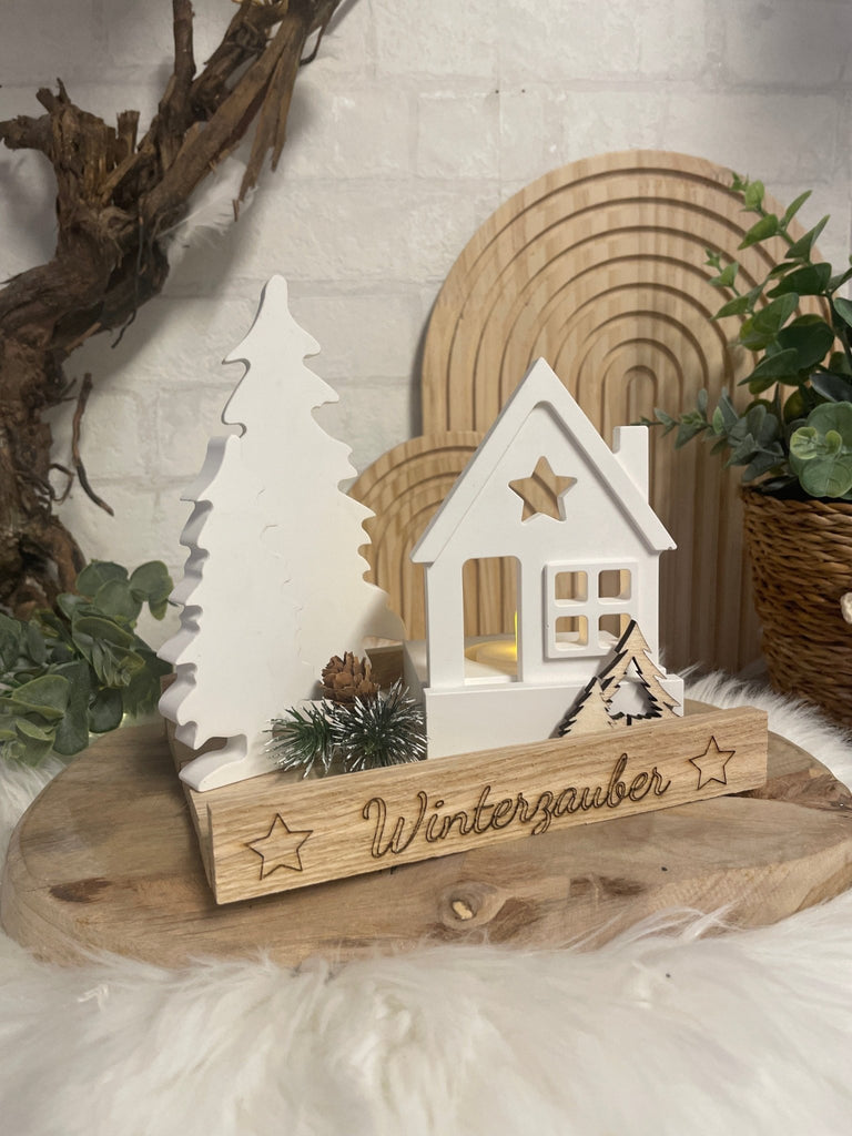 Winterzauber Holzdeko mit LED - Haus & Tanne – Handgemachte Winterdekoration - KB Socken