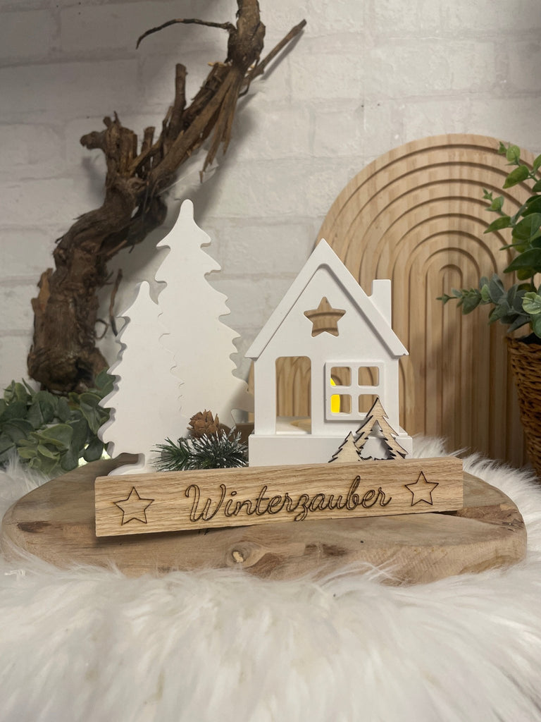 Winterzauber Holzdeko mit LED - Haus & Tanne – Handgemachte Winterdekoration - KB Socken